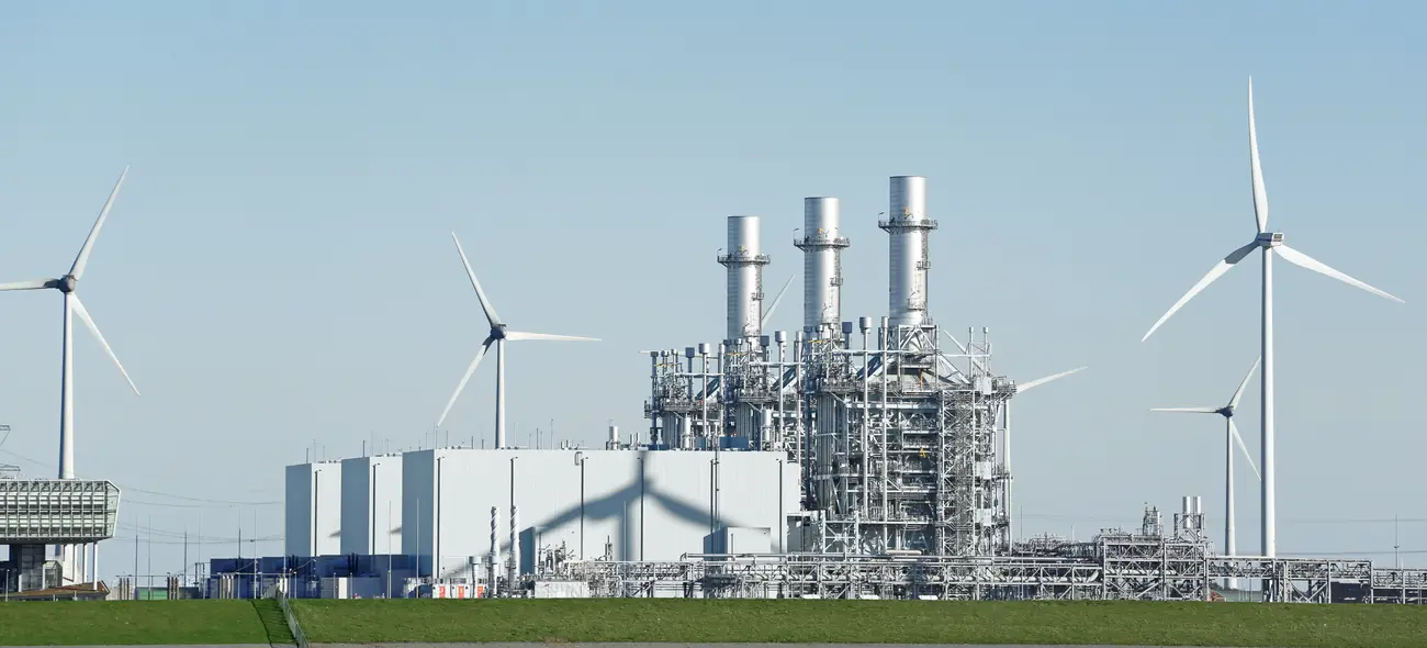 Windenergie für Industriebetriebe und Investoren Moderne Industrieanlage mit mehreren Windrädern.