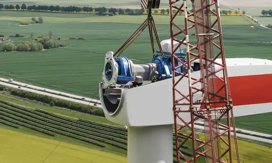 Wie funktioniert ein Windrad? Aufbau, Funktion und Stromerzeugung einfach erklärt Wie funktioniert ein Windrad genau? Moderne Windenergieanlagen wandeln Windenergie über Rotorblätter, Nabe, Generator, Umrichter und Transformator in netzfähigen Strom um. Dieser Artikel zeigt einfach erklärt, wie eine Windkraftanlage aufgebaut ist und wie Strom aus Wind entsteht.