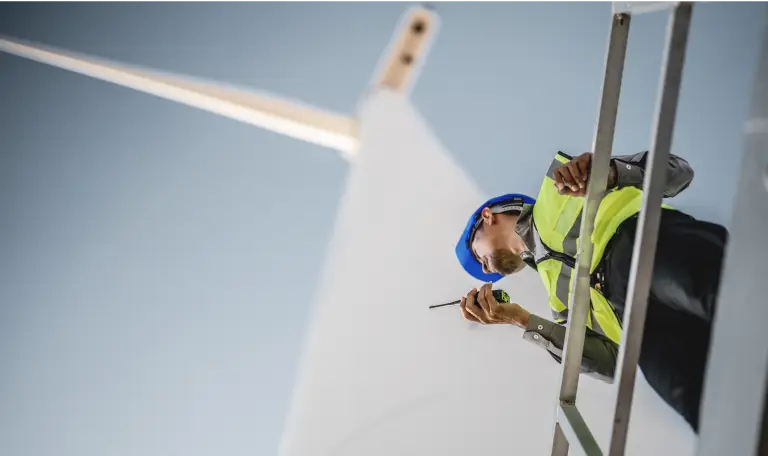 Techniker führt Wartungsarbeiten an einem Windrad in Bayern durch. Techniker führt Wartungsarbeiten an einem Windrad in Bayern durch.