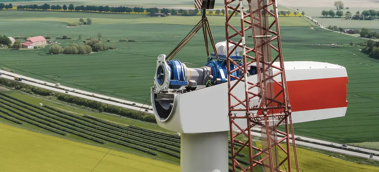Wie funktioniert ein Windrad genau? Moderne Windenergieanlagen wandeln Windenergie über Rotorblätter, Nabe, Generator, Umrichter und Transformator in netzfähigen Strom um. Dieser Artikel zeigt einfach erklärt, wie eine Windkraftanlage aufgebaut ist und wie Strom aus Wind entsteht.