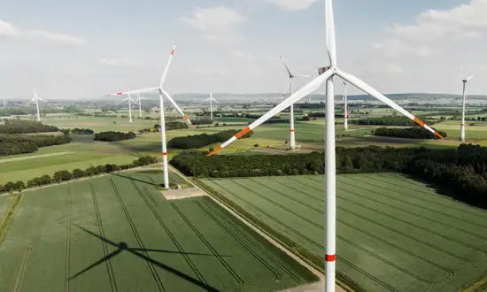 "Landschaft mit modernen Windkraftanlagen zeigt aktuelle Trends bei Windenergie-Projekte in Deutschland. "