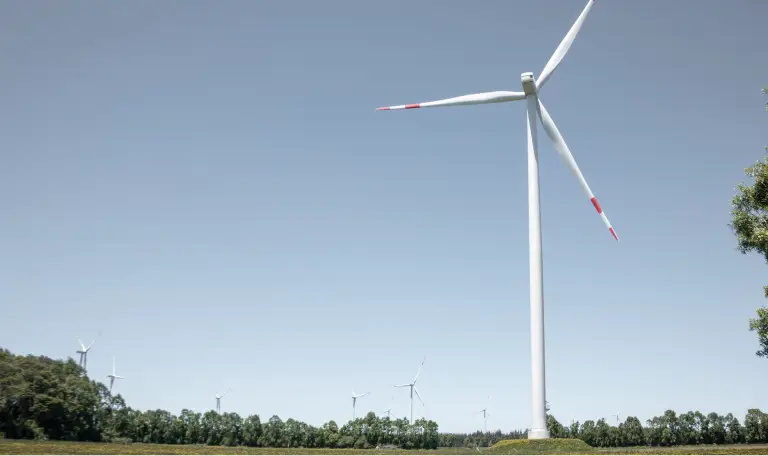 Modernes Windrad auf grünem Feld in Bayern unter blauem Himmel. Modernes Windrad auf grünem Feld in Bayern unter blauem Himmel.